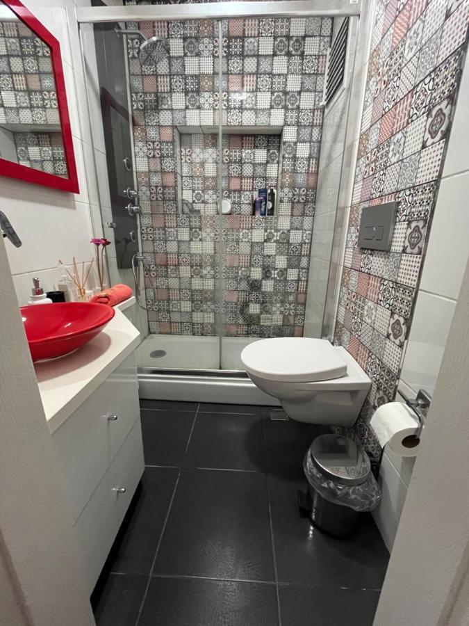 Apartamento Centrally Located, 2+1 House In Taksim, Cihangir Estambul Exterior foto