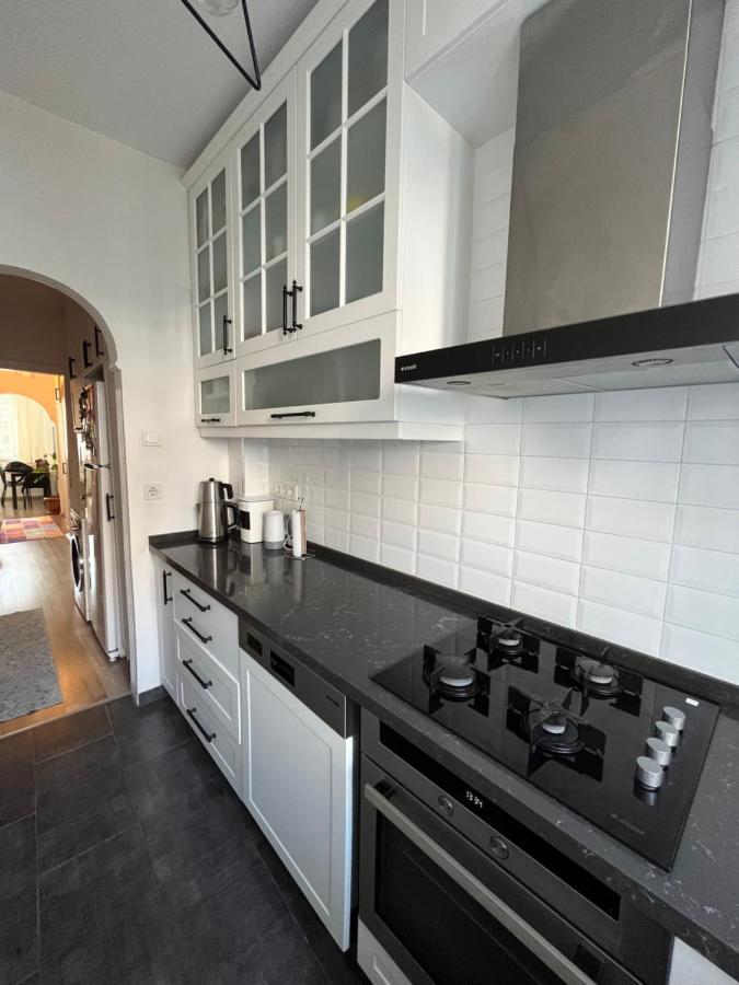 Apartamento Centrally Located, 2+1 House In Taksim, Cihangir Estambul Exterior foto